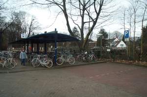 Fahrradparkplatz vor der Br&uuml;cke